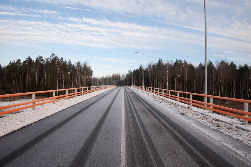 Šorīt vietām Latvijā autoceļi apledo, strādā 38 ziemas tehnikas vienības