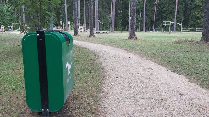 Specializētie konteineri dzīvnieku ekskrementu savākšanai un nodeva par mājas (istabas) dzīvniekiem