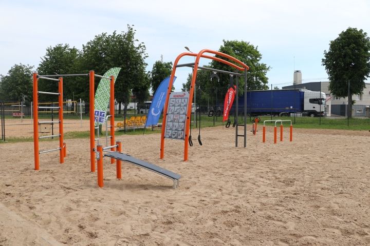 Sporta centra stadionā izbūvēta jauna āra trenažieru zona