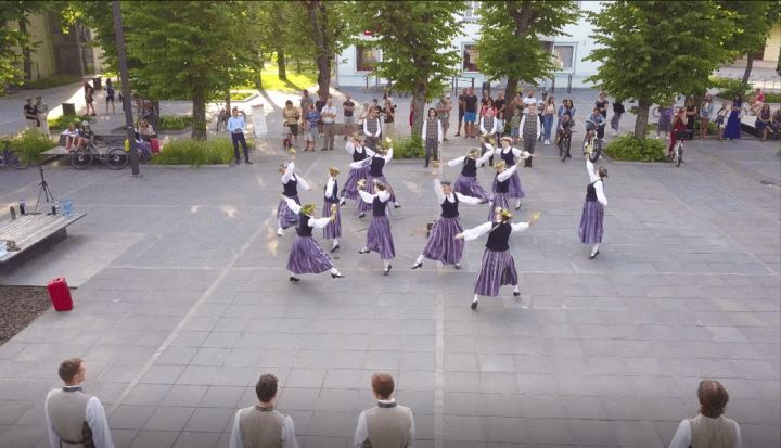 Tautas deju ansamblis Ogre ar raitu soli iegriež Pilsētas skvēru Ogrē