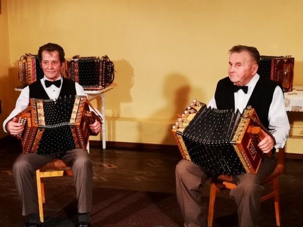 Tautas mūzikas koncertu cikls "Pērles kabatā"