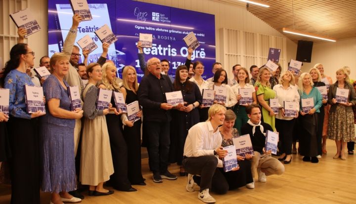 Teātris Ogrē – grāmata par nopietno un uzticīgo teātra mīlestību
