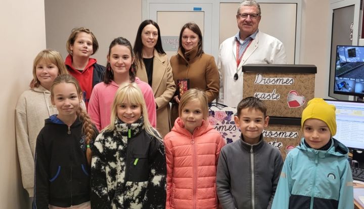 Tīnūžu sākumskolas skolēni papildina Ogres slimnīcas "Drosmes kasti"