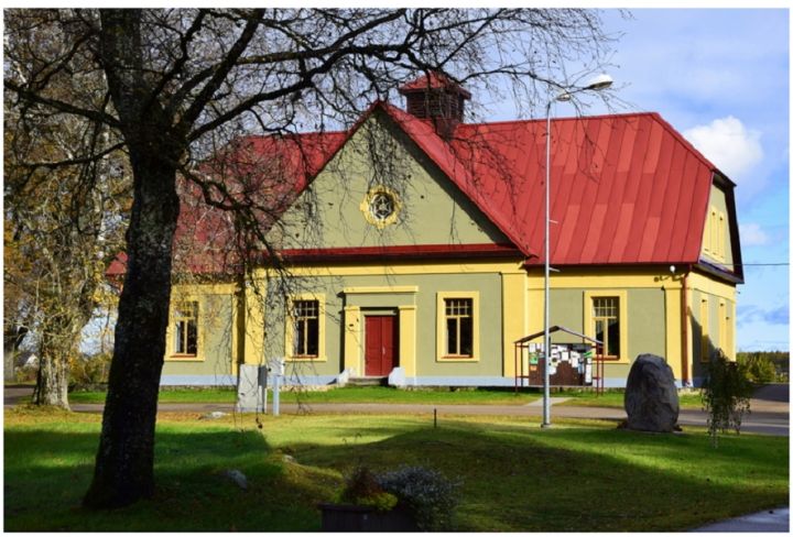 Tomes Tautas namam atjaunota fasāde