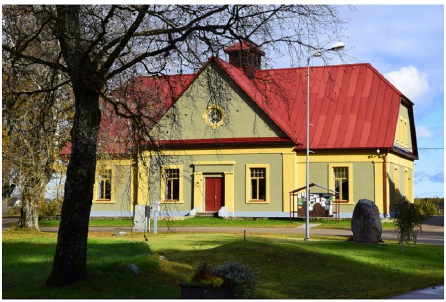 Tomes Tautas namam atjaunota fasāde