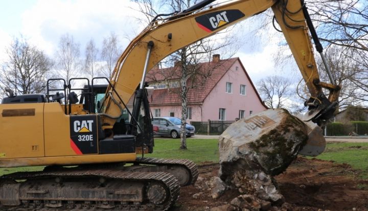 Turpina demontēt padomju un nacistisko režīmu slavinošus objektus