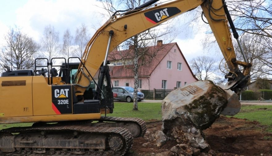 Turpina demontēt padomju un nacistisko režīmu slavinošus objektus