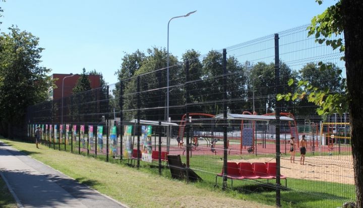 Turpinās sporta centra stadiona sētas nomaiņas darbi