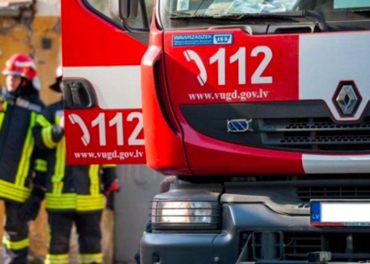 Ugunsdzēsēji glābēji palīdz cilvēkam Suntažu pagastā izkļūt no meža