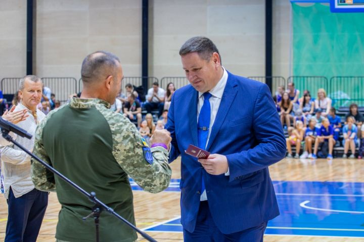 Ukrainas aizsardzības ministrs Egilam Helmanim piešķir apbalvojumu