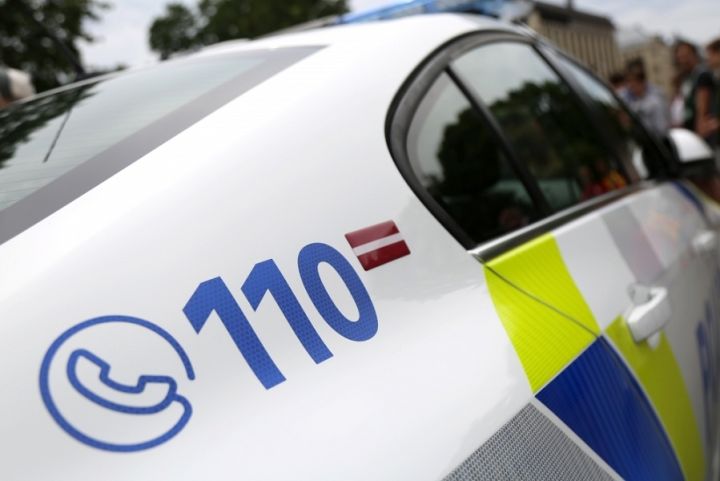 Uzbraucot baļķiem, bojā gājis motorollera vadītājs