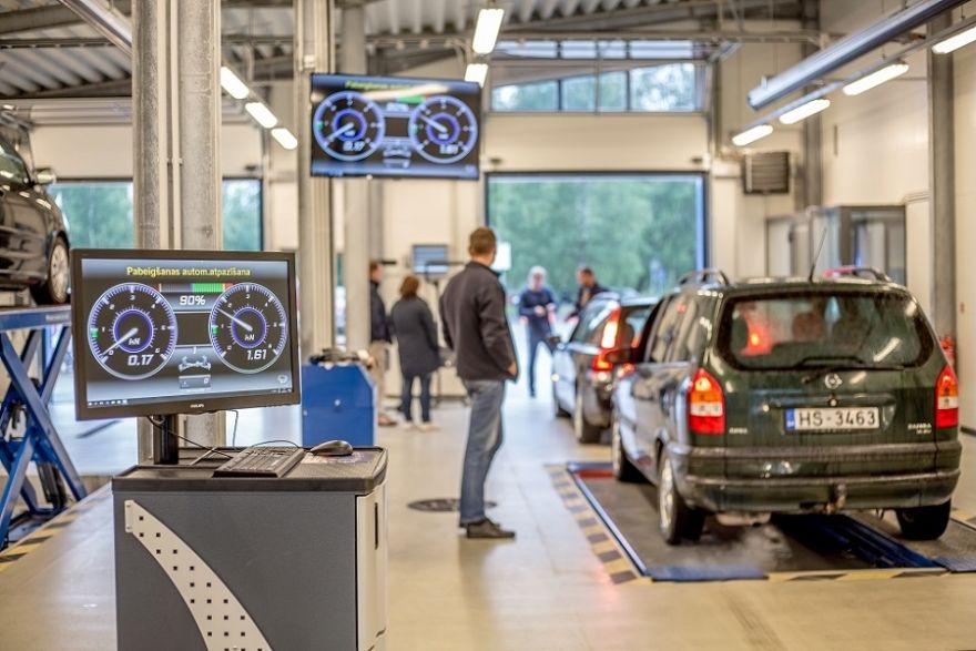 Vāc parakstus par automašīnu tehniskā stāvokļa kontroli reizi divos gados
