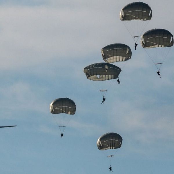 Vairākās vietās Latvijā šonedēļ no lidmašīnām desantēsies simtiem sabiedroto karavīru