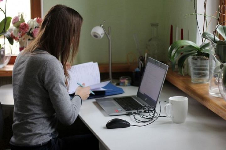 Valsts pārvaldē un privātajā sektorā strādājošajiem būs jāstrādā attālināti