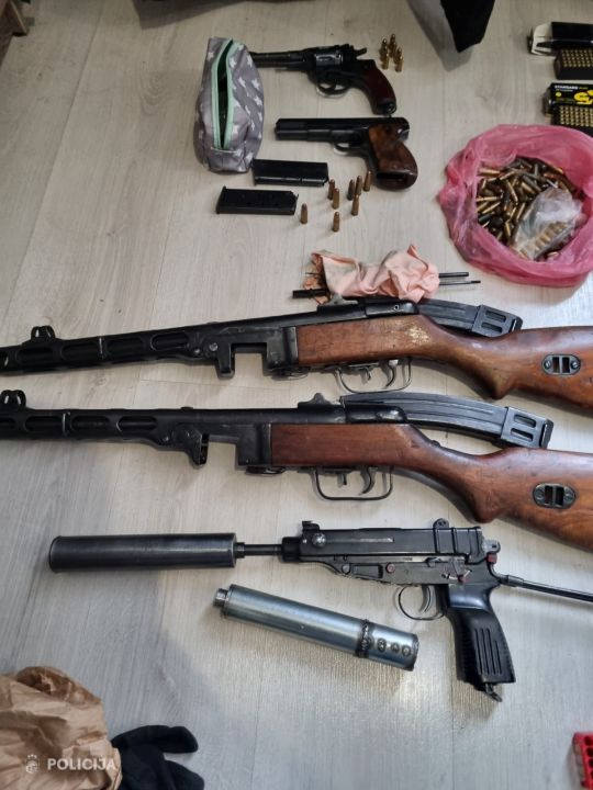Valsts policija Rīgā aiztur narkodīlerus ar šaujamieročiem un vairākiem kilogramiem kokaīna