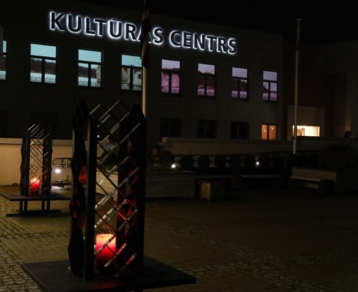 Valsts svētkos Ogres novada Kultūras centrs iemirdzas iespaidīgā svētku rotā
