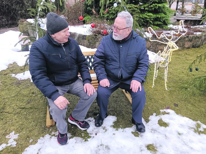 Vecā kaluma vīri spriež tieši, bez lapsas līkumiem
