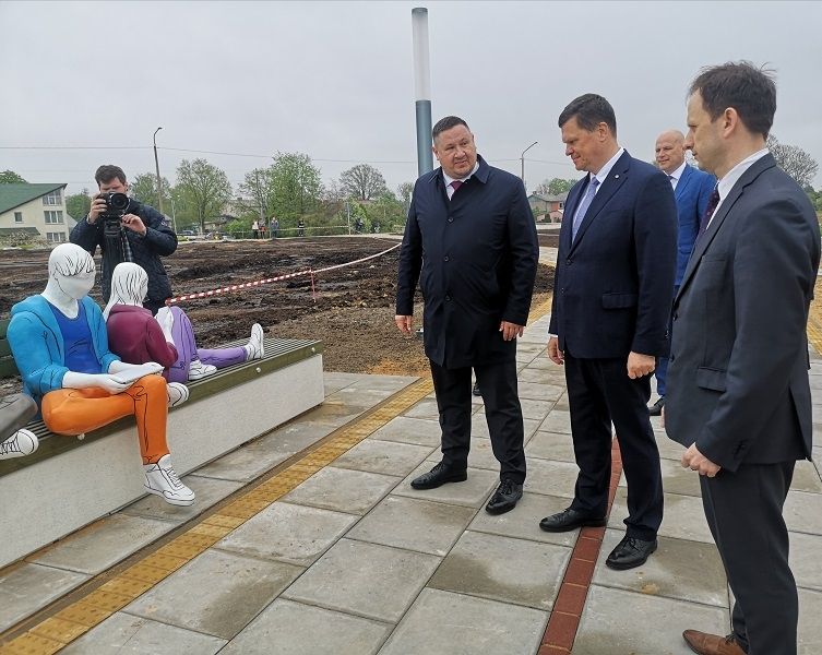 Zemkopības ministra Kaspara Gerharda vizītes laikā tiek atklāts aizsargmols (straumvirzis)