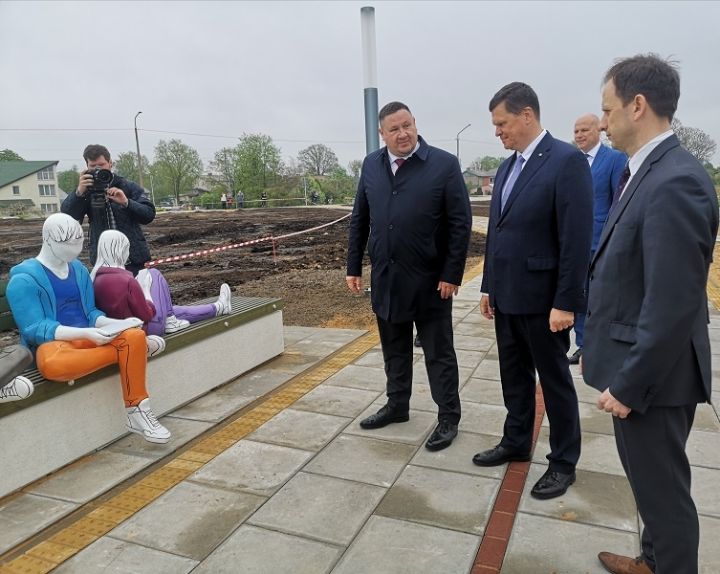 Zemkopības ministra Kaspara Gerharda vizītes laikā tiek atklāts aizsargmols (straumvirzis)