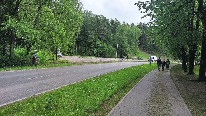 Zilo kalnu pakājē atjauno stāvlaukumu