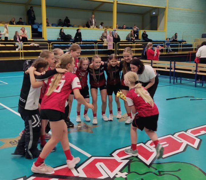 No dažām meitenēm līdz 25 spēlētājām. Lielvārdē noslēgusies florbola sezona