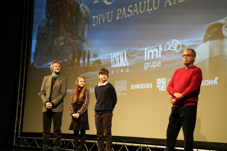 FOTO: Ogrē aizvadīta filmas “Kristofers un divu pasauļu atslēga” pirmizrāde – skatītājos arī filmas varoņi