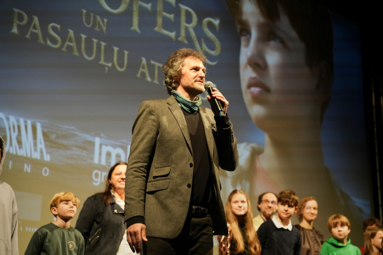 FOTO: Ogrē aizvadīta filmas “Kristofers un divu pasauļu atslēga” pirmizrāde – skatītājos arī filmas varoņi