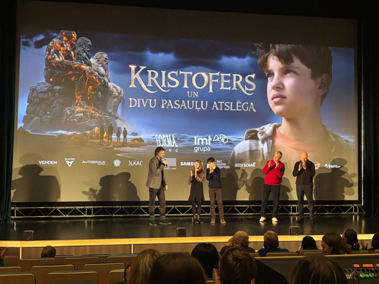 FOTO: Ogrē aizvadīta filmas “Kristofers un divu pasauļu atslēga” pirmizrāde – skatītājos arī filmas varoņi