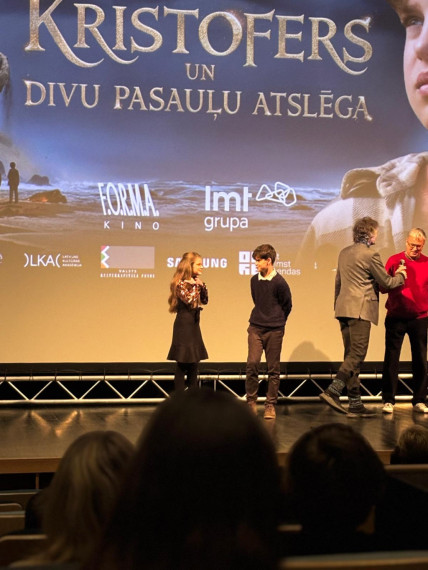 FOTO: Ogrē aizvadīta filmas “Kristofers un divu pasauļu atslēga” pirmizrāde – skatītājos arī filmas varoņi