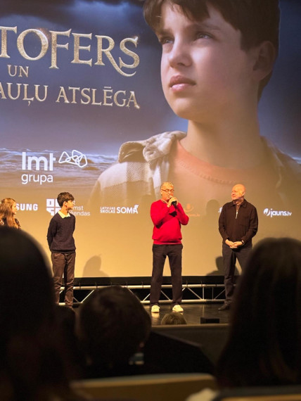 FOTO: Ogrē aizvadīta filmas “Kristofers un divu pasauļu atslēga” pirmizrāde – skatītājos arī filmas varoņi