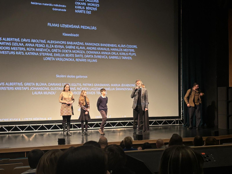 FOTO: Ogrē aizvadīta filmas “Kristofers un divu pasauļu atslēga” pirmizrāde – skatītājos arī filmas varoņi