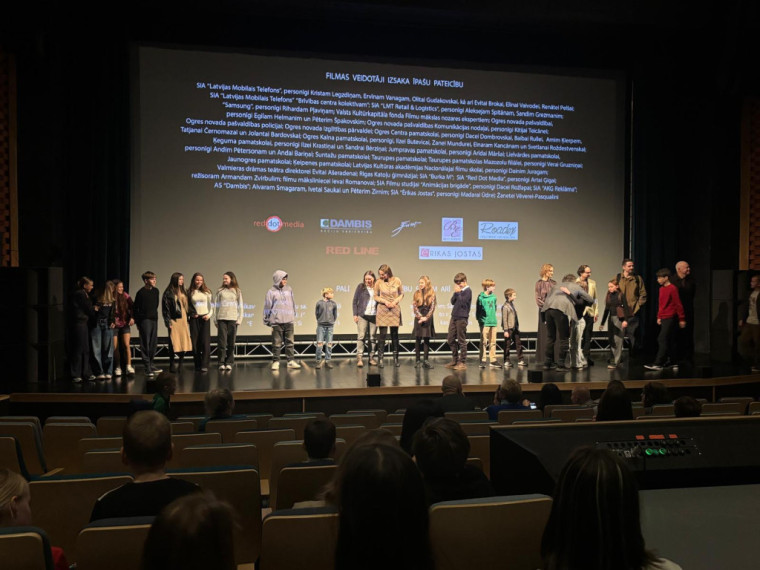 FOTO: Ogrē aizvadīta filmas “Kristofers un divu pasauļu atslēga” pirmizrāde – skatītājos arī filmas varoņi