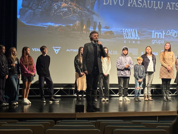 FOTO: Ogrē aizvadīta filmas “Kristofers un divu pasauļu atslēga” pirmizrāde – skatītājos arī filmas varoņi