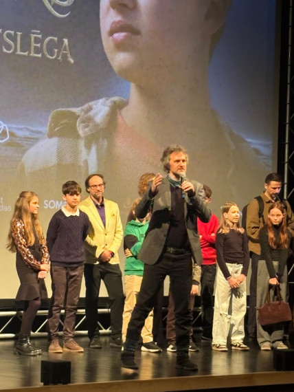 FOTO: Ogrē aizvadīta filmas “Kristofers un divu pasauļu atslēga” pirmizrāde – skatītājos arī filmas varoņi