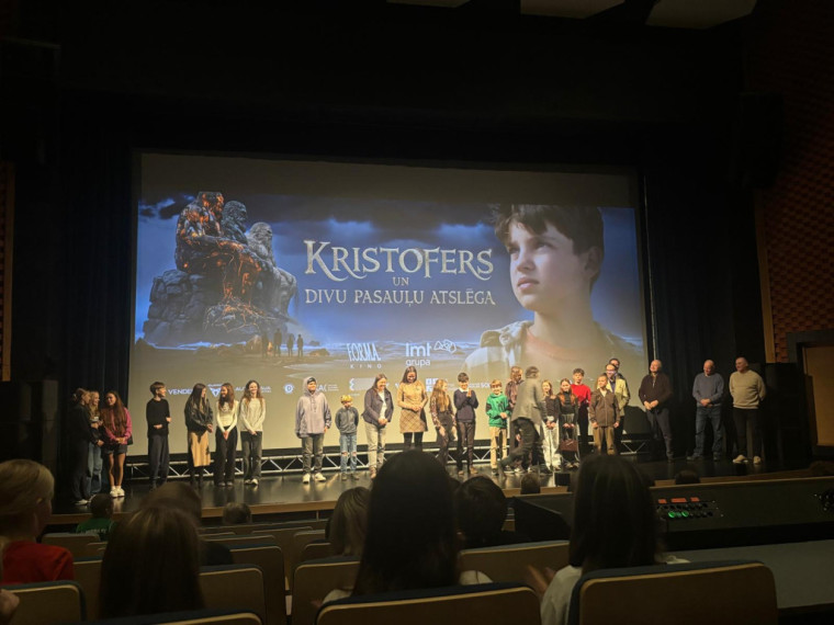 FOTO: Ogrē aizvadīta filmas “Kristofers un divu pasauļu atslēga” pirmizrāde – skatītājos arī filmas varoņi
