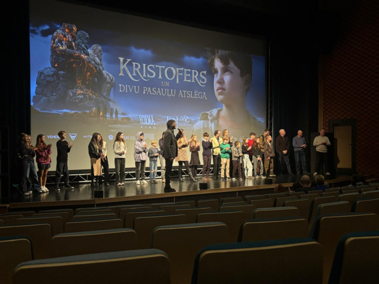 FOTO: Ogrē aizvadīta filmas “Kristofers un divu pasauļu atslēga” pirmizrāde – skatītājos arī filmas varoņi