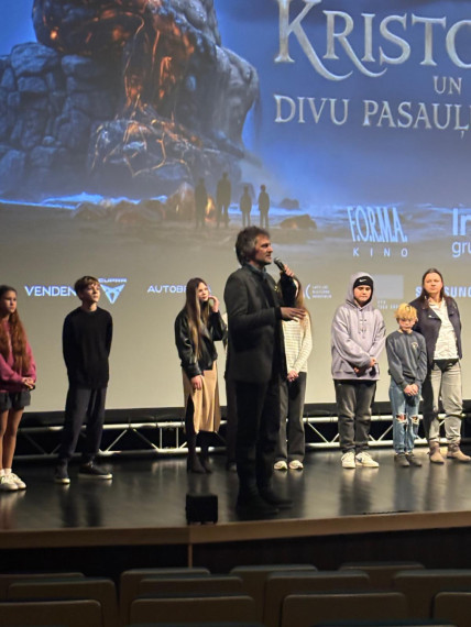 FOTO: Ogrē aizvadīta filmas “Kristofers un divu pasauļu atslēga” pirmizrāde – skatītājos arī filmas varoņi