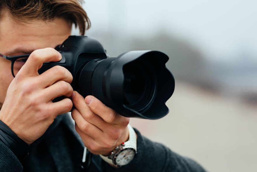 Lielvārdē vīrietis bez atļaujas fotogrāfē un terorizē kādu sievieti