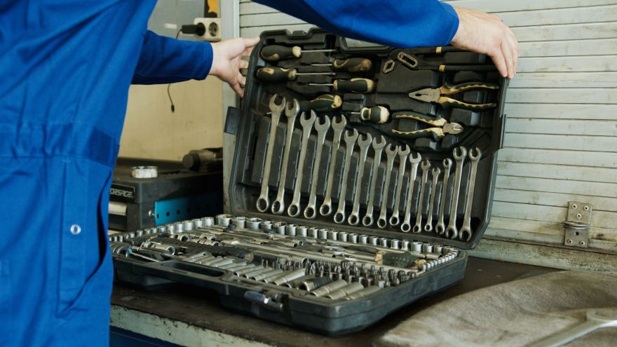 Ogrē kāpņu telpā atrod instrumentu kasti