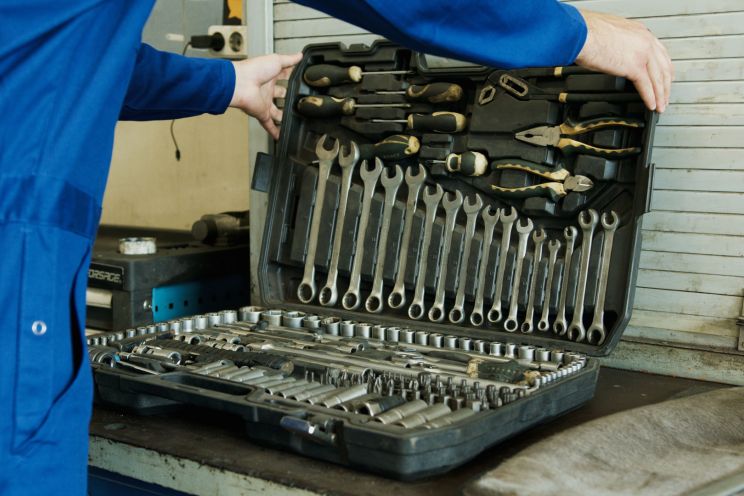 Attēls rakstam: Ogrē kāpņu telpā atrod instrumentu kasti