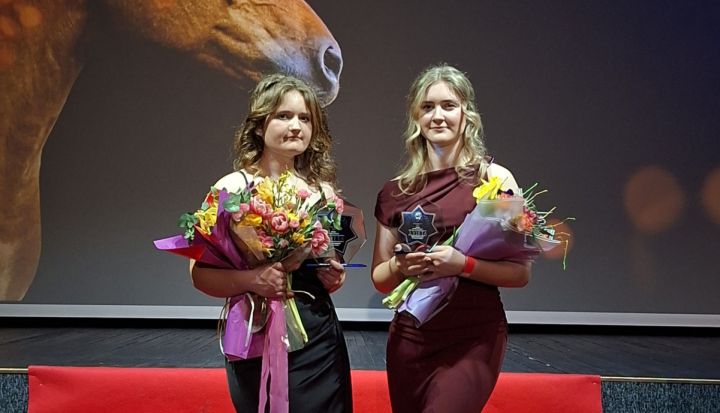 Tīnūžniecēm Cukermanēm piešķirtas Latvijas Jātnieku federācijas balvas