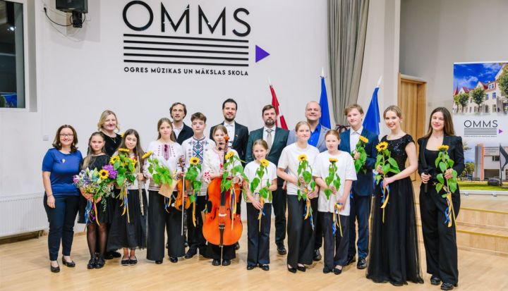 FOTO: Ogrē izskanējis “Osokinu fonda” rīkotais draudzības un atbalsta koncerts “Mūzikā ar Ukrainu”