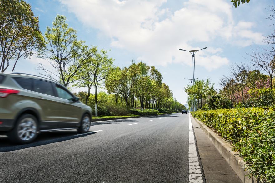 Ogrē brauc ar auto pa velosipēdistu ceļu