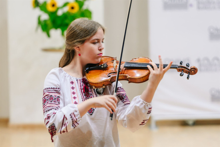 FOTO: Ogrē izskanējis “Osokinu fonda” rīkotais draudzības un atbalsta koncerts “Mūzikā ar Ukrainu”