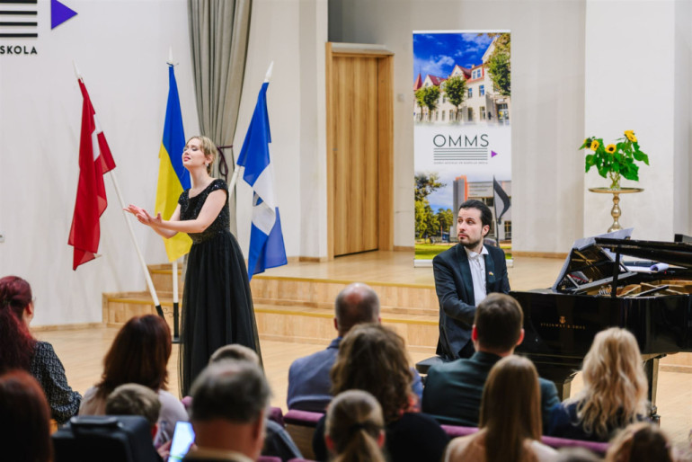 FOTO: Ogrē izskanējis “Osokinu fonda” rīkotais draudzības un atbalsta koncerts “Mūzikā ar Ukrainu”