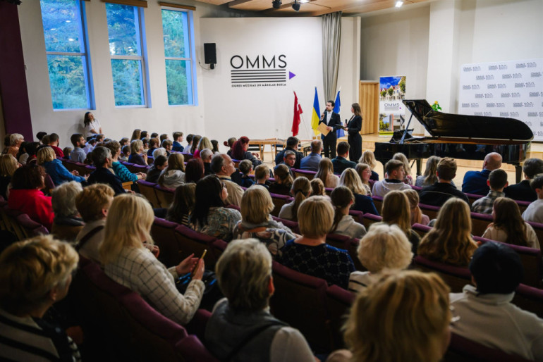 FOTO: Ogrē izskanējis “Osokinu fonda” rīkotais draudzības un atbalsta koncerts “Mūzikā ar Ukrainu”