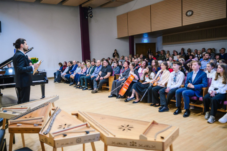 FOTO: Ogrē izskanējis “Osokinu fonda” rīkotais draudzības un atbalsta koncerts “Mūzikā ar Ukrainu”