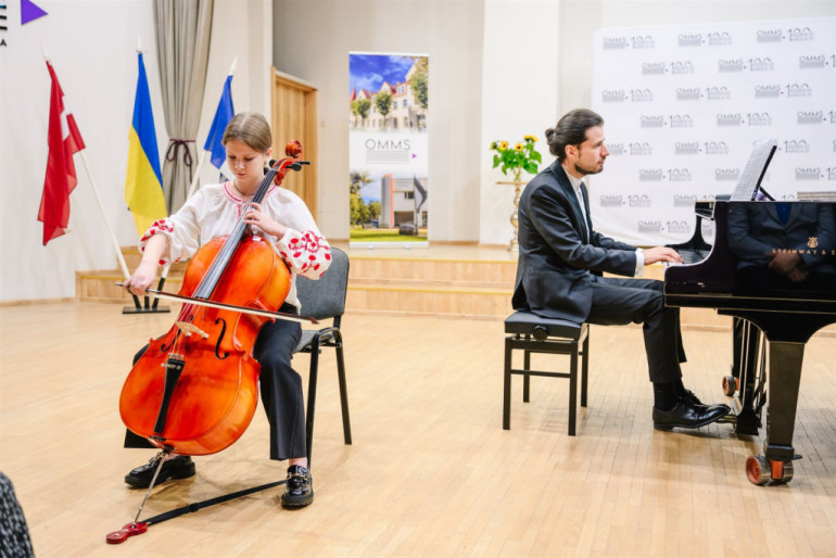 FOTO: Ogrē izskanējis “Osokinu fonda” rīkotais draudzības un atbalsta koncerts “Mūzikā ar Ukrainu”