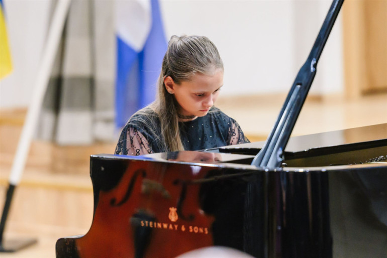 FOTO: Ogrē izskanējis “Osokinu fonda” rīkotais draudzības un atbalsta koncerts “Mūzikā ar Ukrainu”