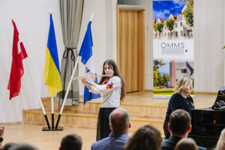 FOTO: Ogrē izskanējis “Osokinu fonda” rīkotais draudzības un atbalsta koncerts “Mūzikā ar Ukrainu”